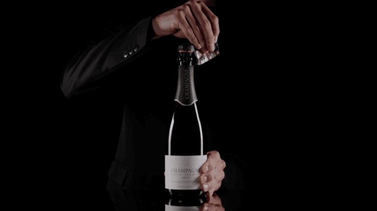Ouverture d'une bouteille de champagne lors du tournage pour le Comité Champagne