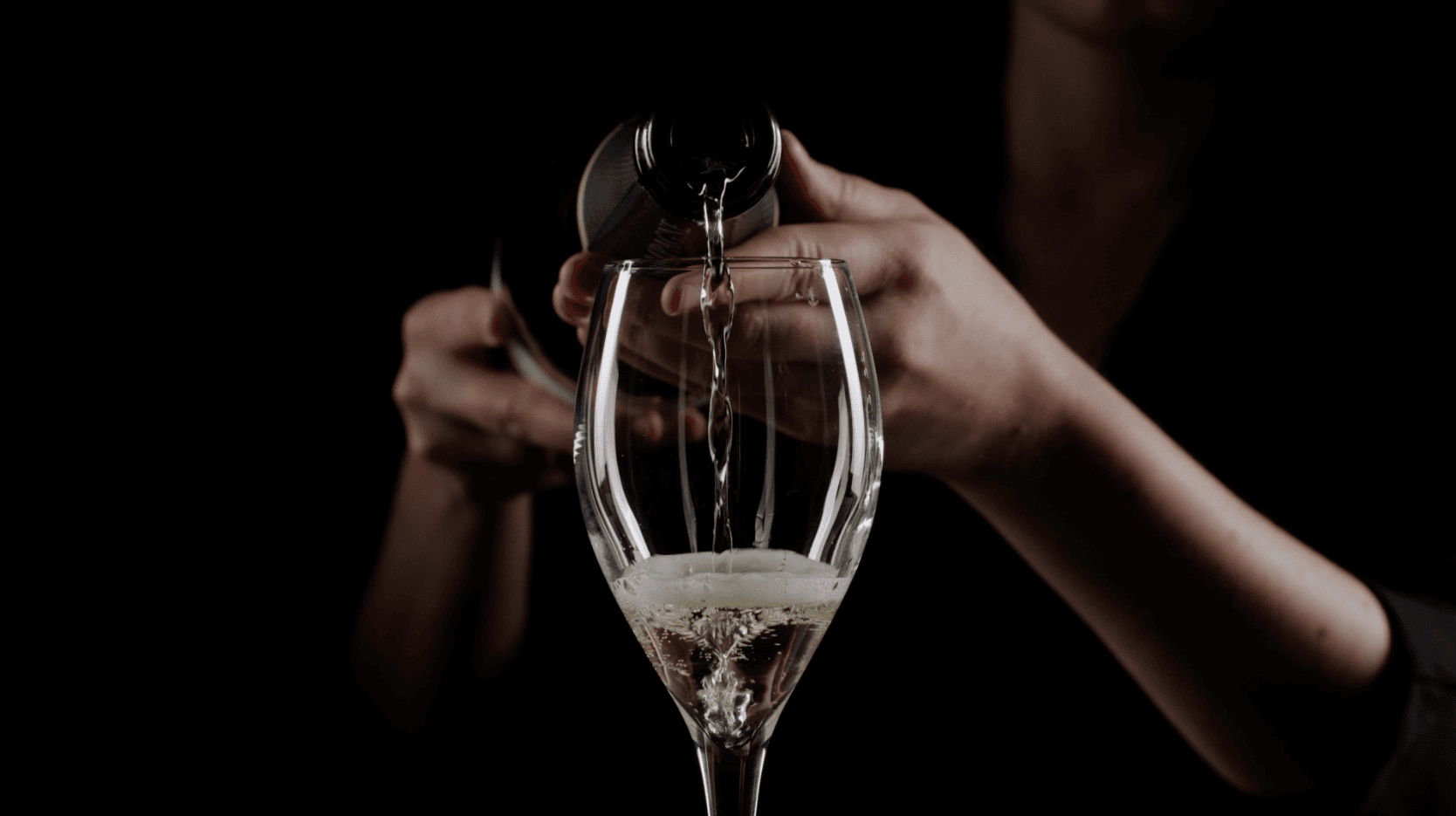 Champagne versé dans une flûte lors du tournage publicitaire