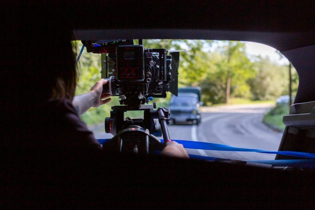 Prise de vue en mouvement en voiture pour un film de commande