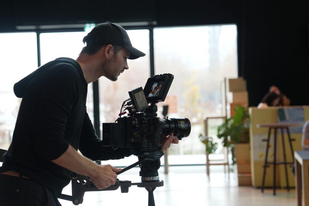 Tournage d'un film corporate en intérieur avec stabilisateur