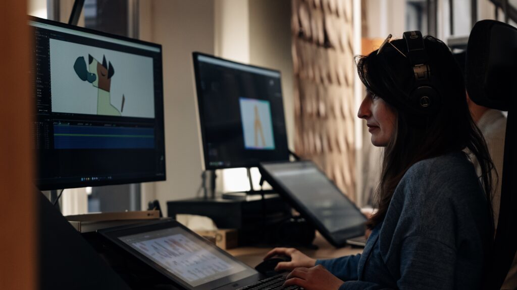 Poste de montage et d'étalonnage vidéo professionnel avec double écran chez Amopix Strasbourg.