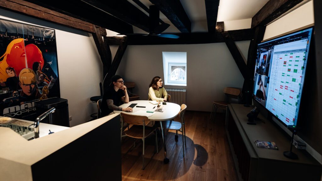 Réunion de l'équipe de production du Studio d'Amopix dans des bureaux à Strasbourg.