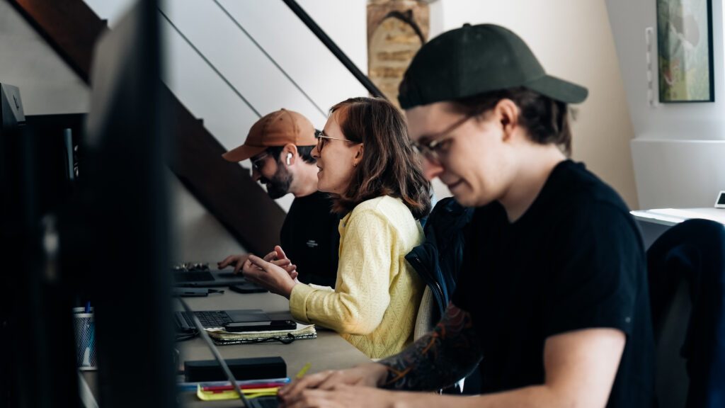 Équipe de production d'Amopix Studio et d'Amopix Lab qui travaille dans les locaux à Strasbourg