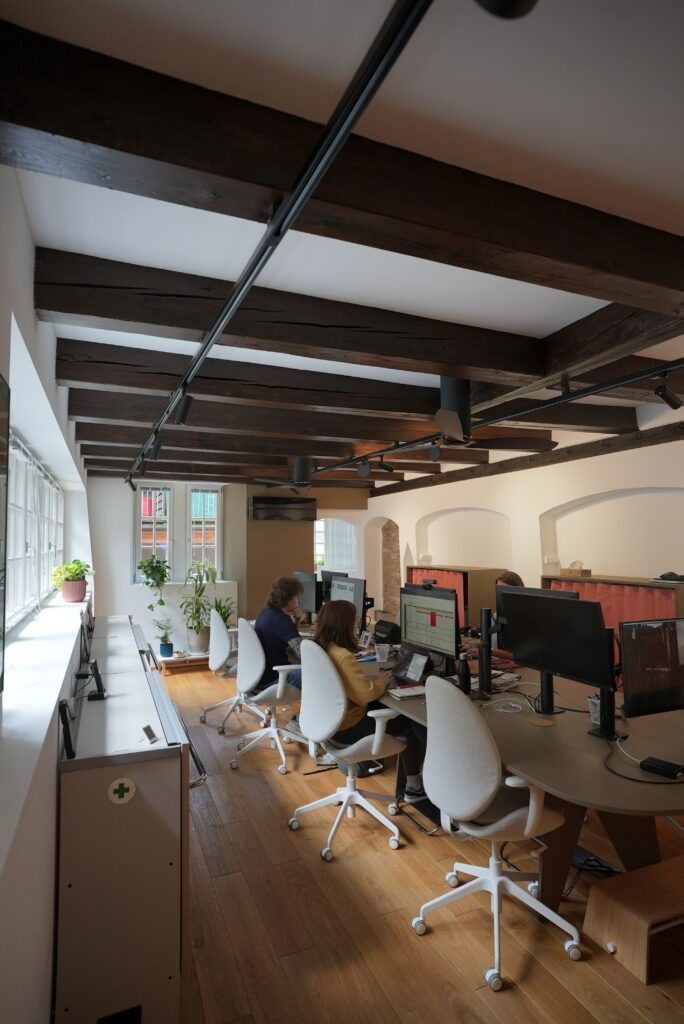 Open space des bureaux de production d'Amopix à Strasbourg