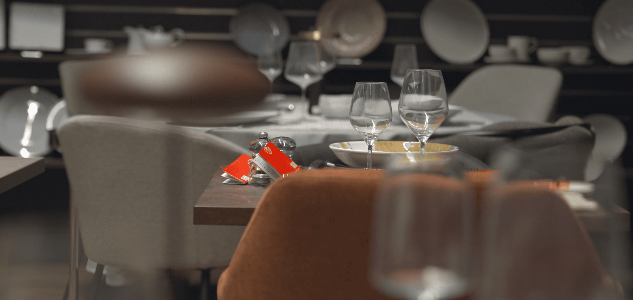Verres à vin dressés sur une table de restaurant