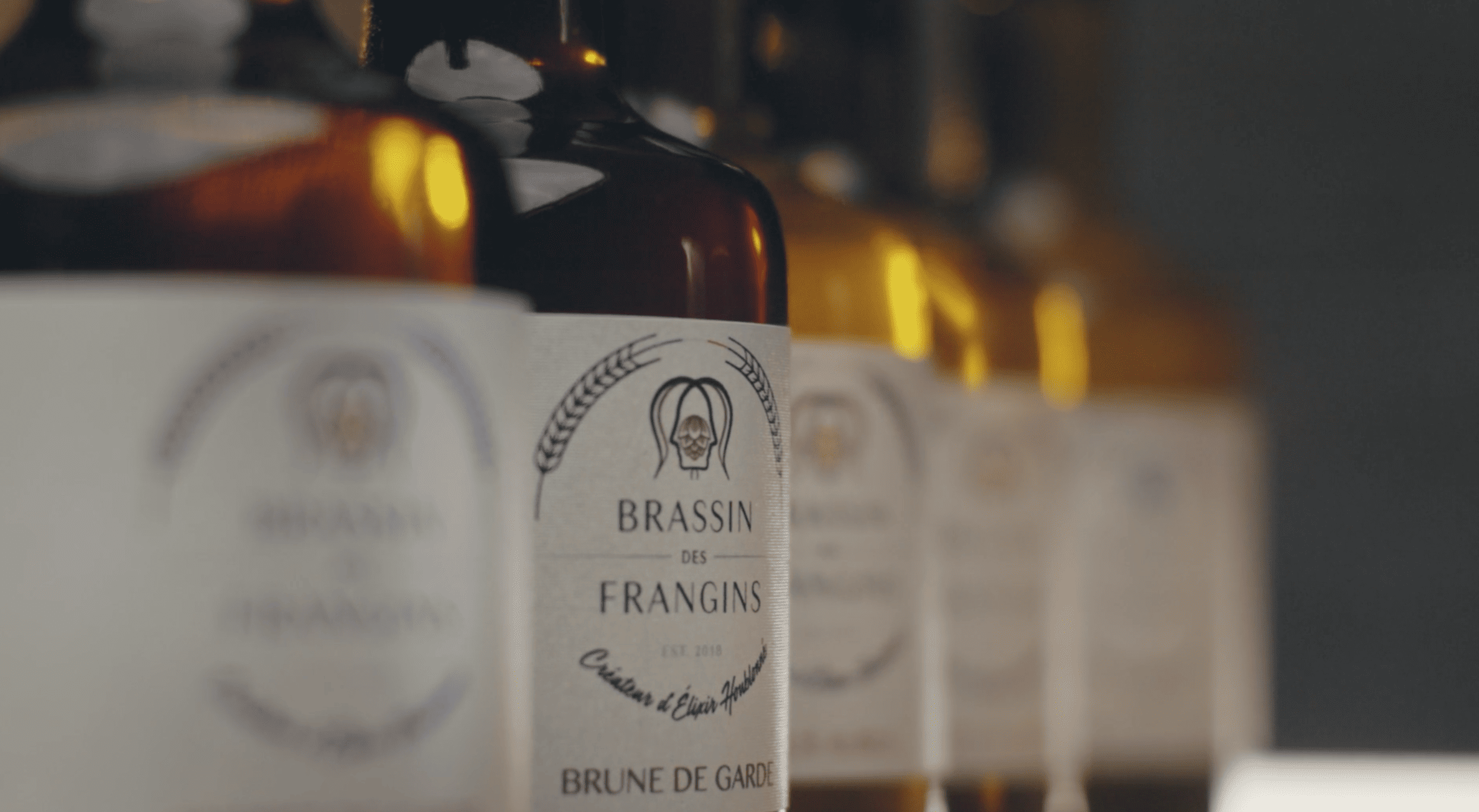 Bouteilles de bière Brune de Garde alignées, brasserie Brassin des Frangins