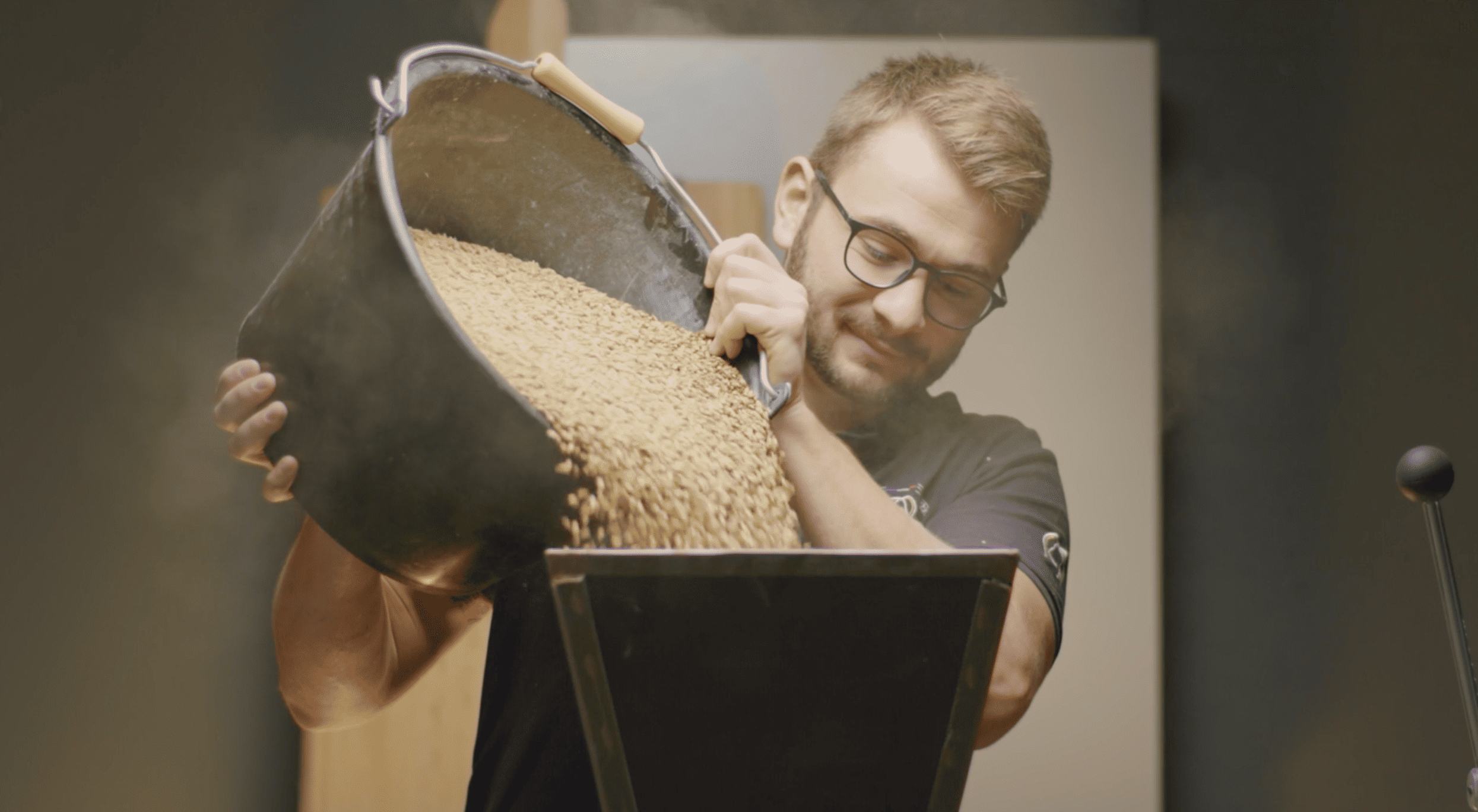 Brasseur versant du malt lors du tournage pour Brassin des Frangins