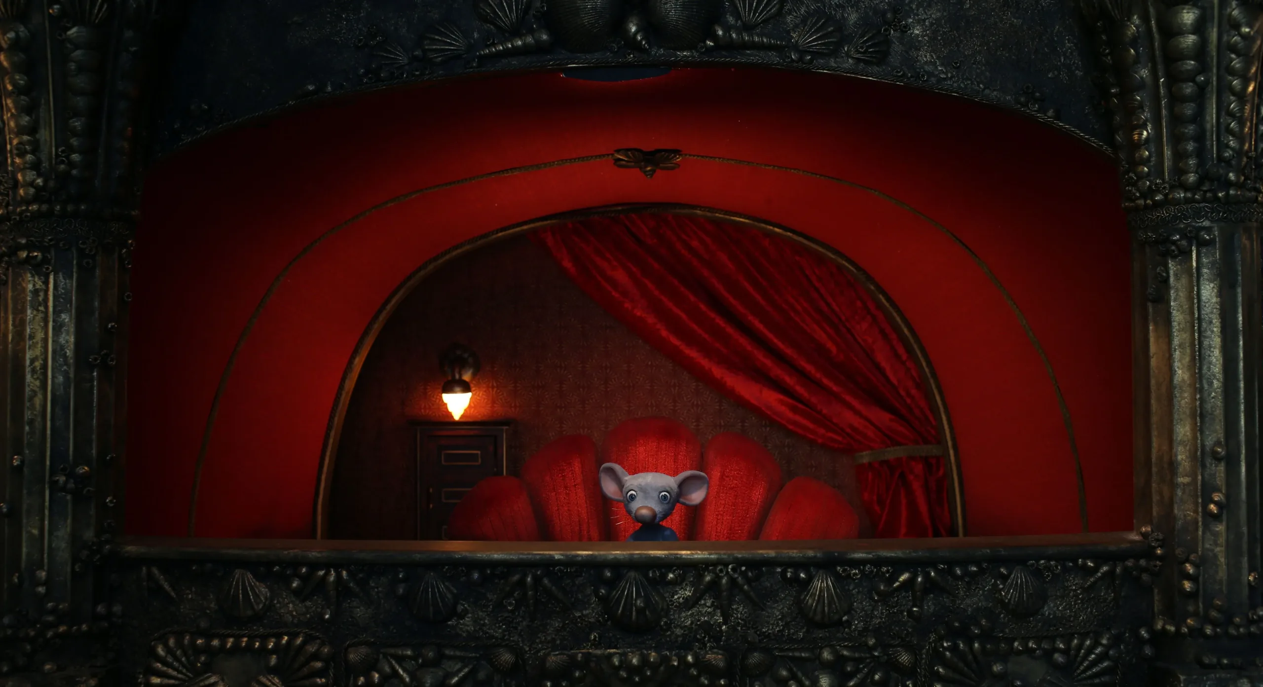 Souris seule dans une loge de théâtre en velours rouge, marionnette stop-motion du film Même les souris vont au paradis