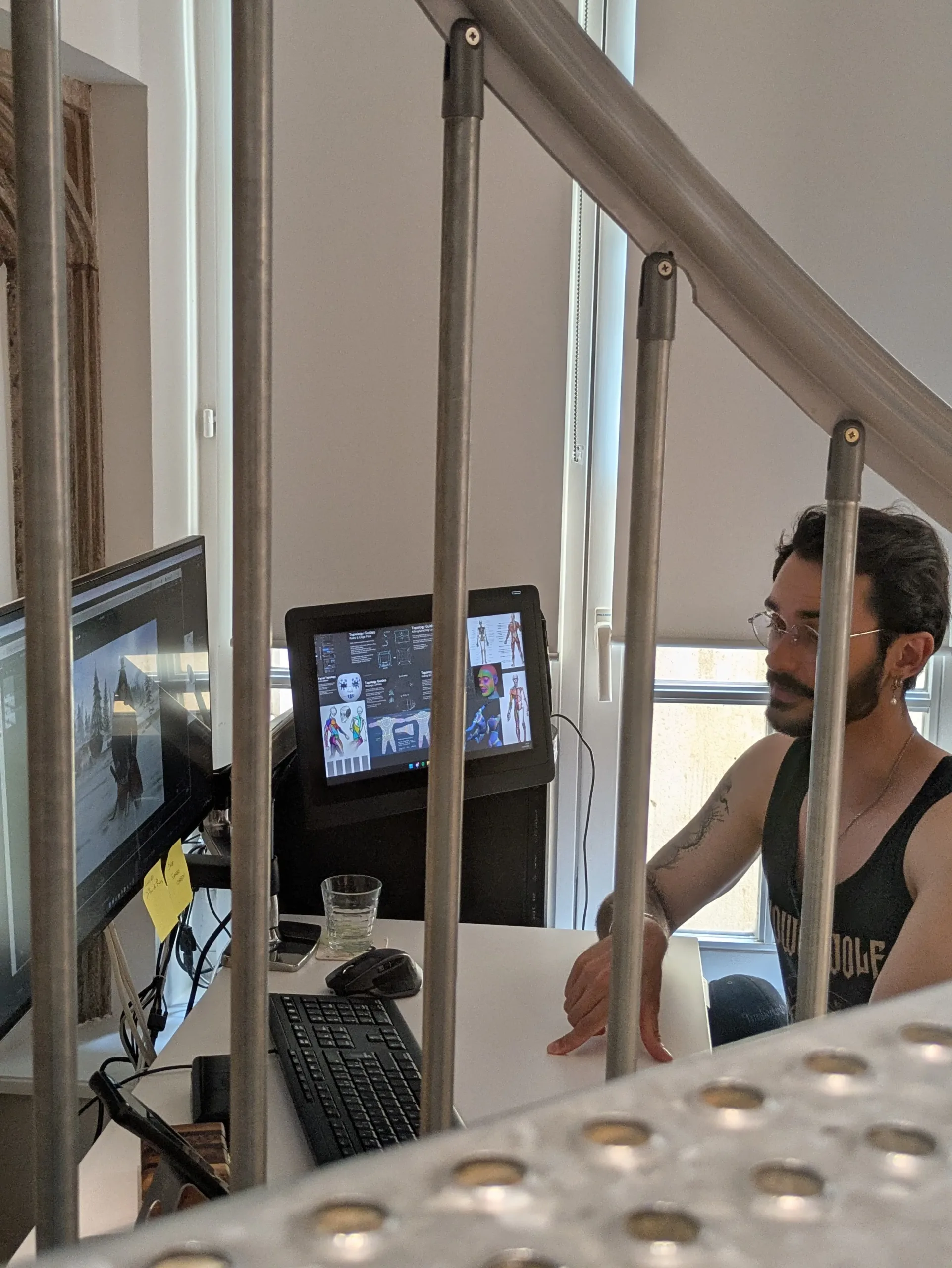 Poste de travail du studio Amopix à Strasbourg avec plusieurs écrans affichant des rendus 3D de personnages et décors arctiques