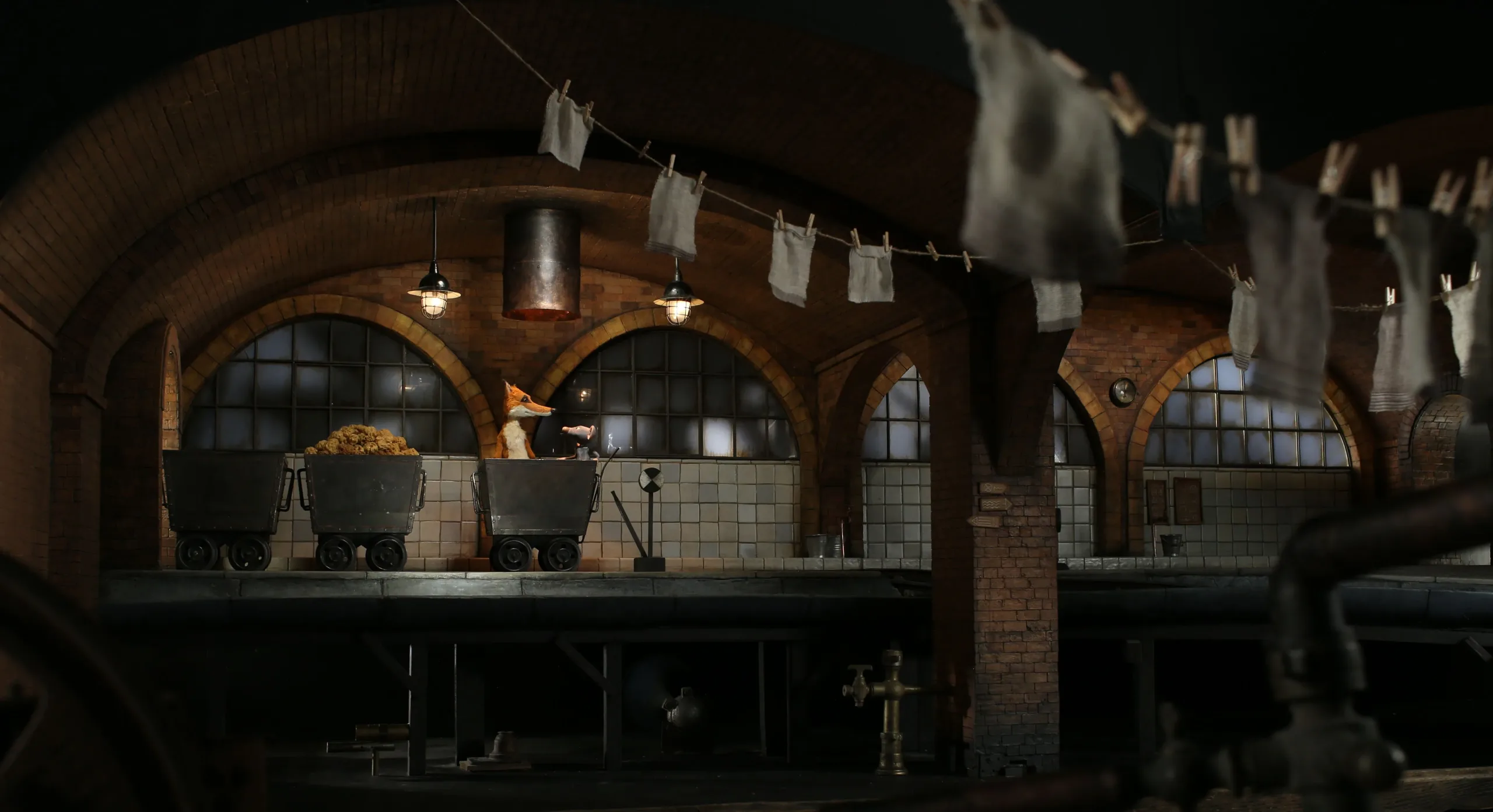 Décor souterrain avec chariots de mine, scène en stop-motion du film Même les souris vont au paradis