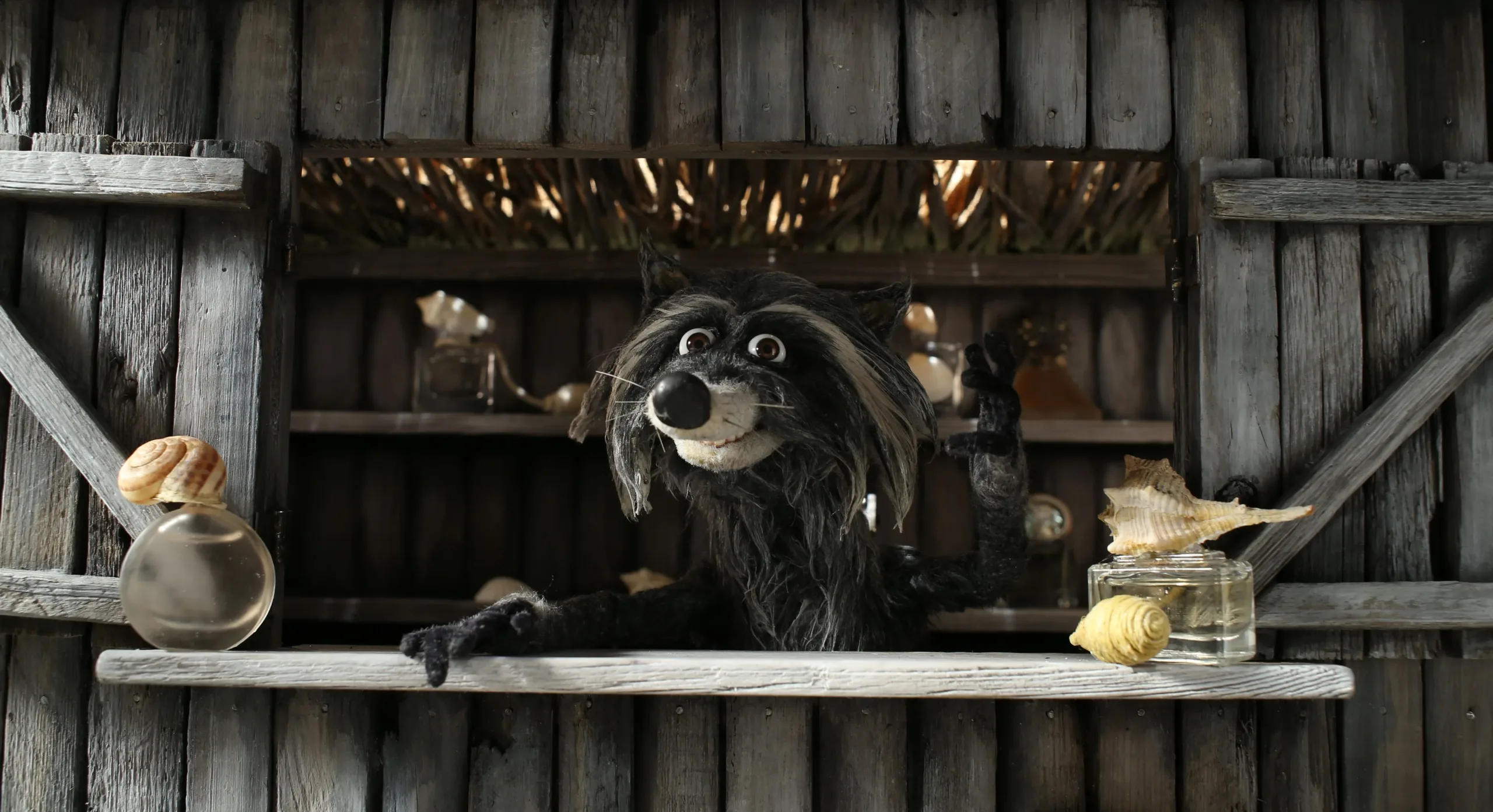 Personnage renard dans un intérieur en bois avec coquillages, marionnette stop-motion du film Même les souris vont au paradis