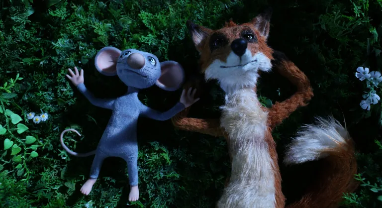 Souris et renard allongés côte à côte dans les buissons, film Même les souris vont au paradis
