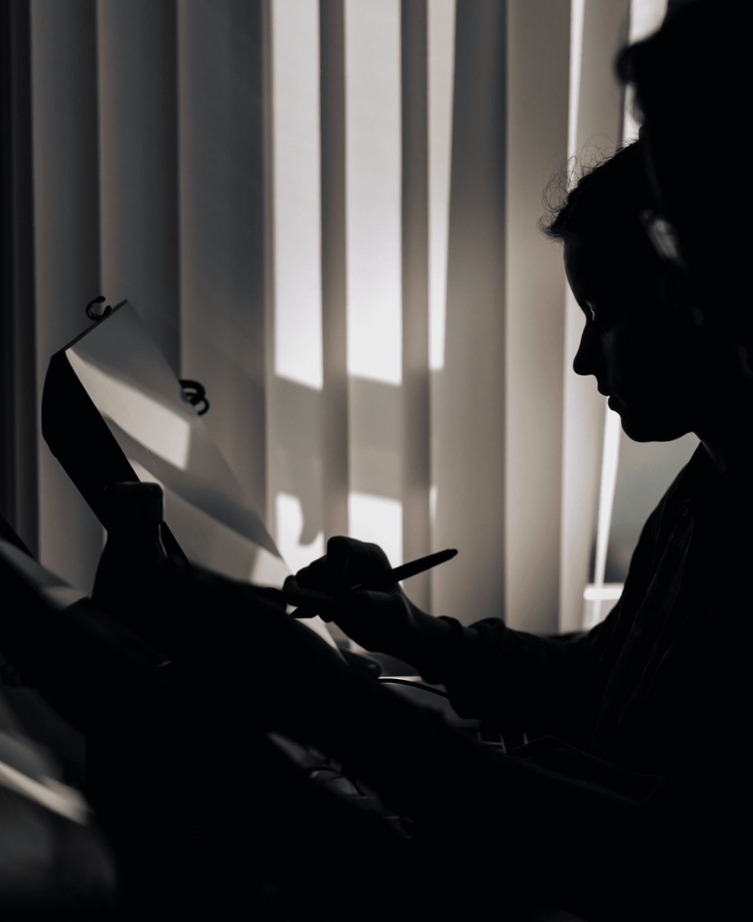 Animateur au travail sur tablette graphique, studio de production audiovisuelle Strasbourg