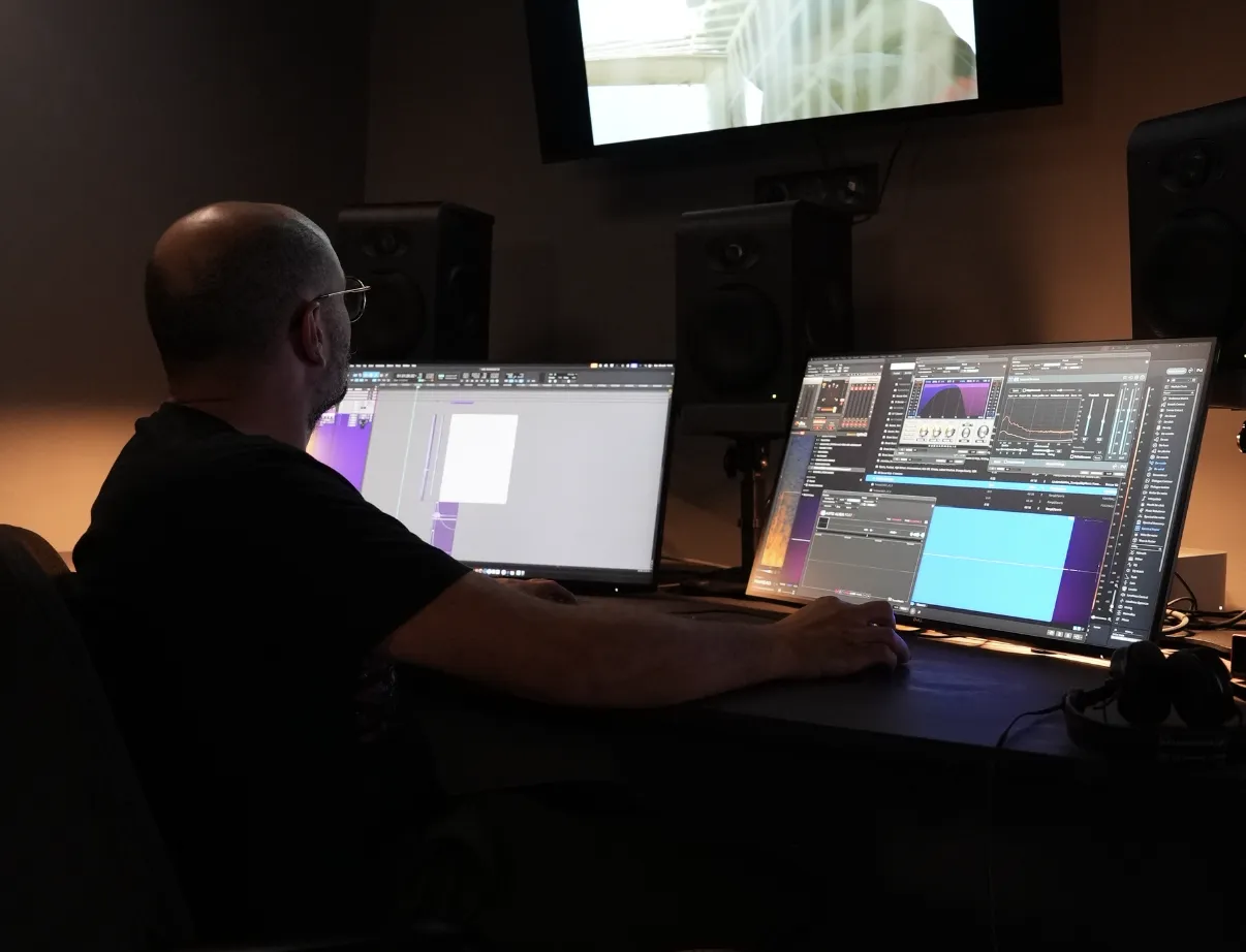 Ingénieur du son, Kinane Moualla, réalisant le mixage et la création sonore d'un film dans le studio audio d'Amopix ÇA TOURNE AU SON.