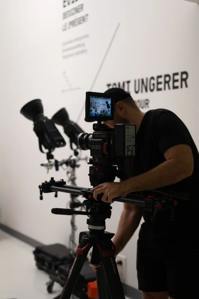 Tournage d'un film culturel lors d'une exposition Tomi Ungerer avec caméra RED