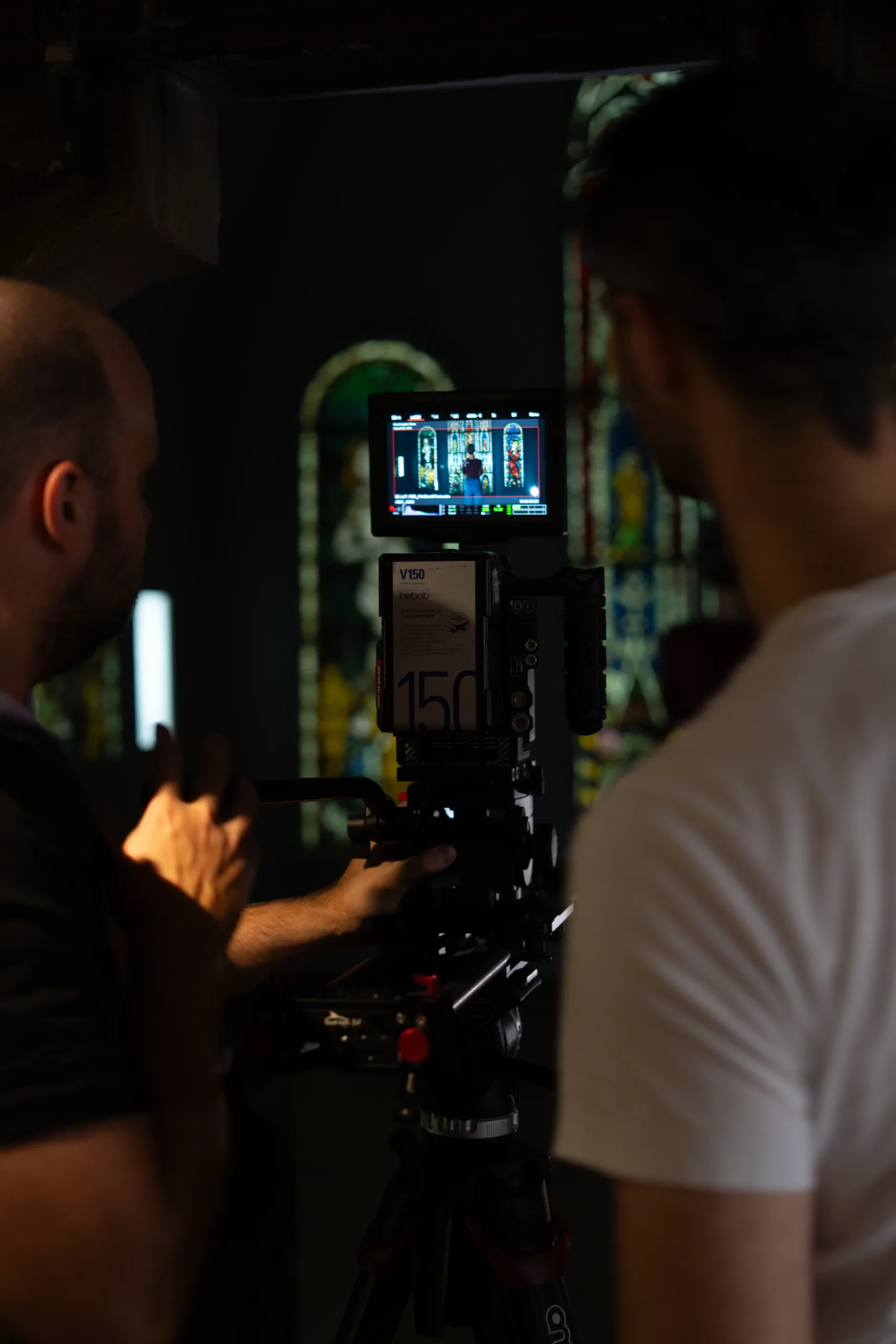 Tournage d'un film corporate institutionnel pour les Musées de Strasbourg face à un vitrail, équipe Amopix LAB en action