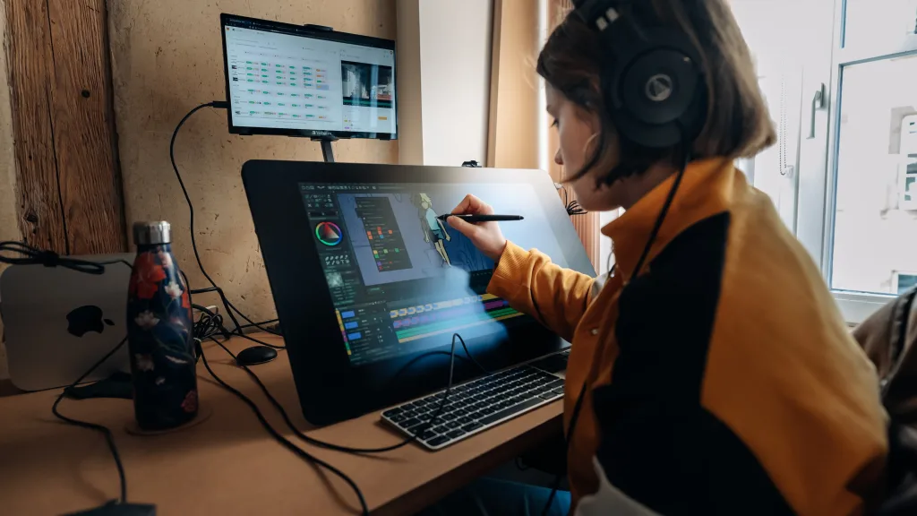 Animatrice 2D au travail sur tablette graphique