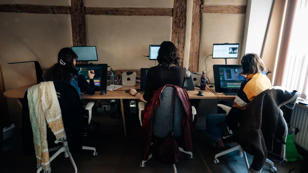 Équipe Amopix au travail dans les locaux du studio à Strasbourg