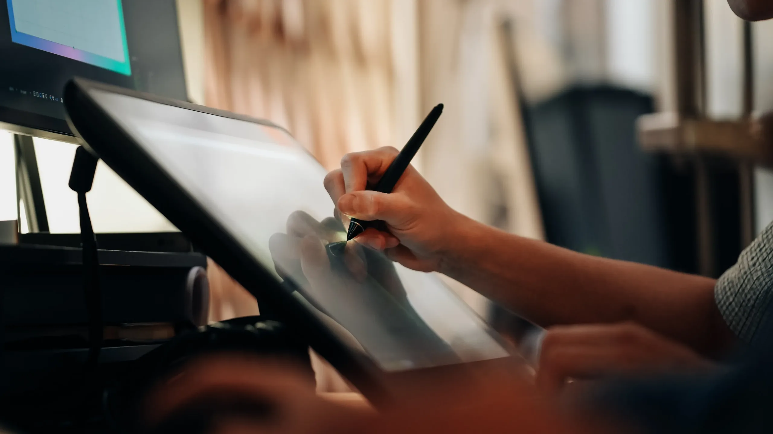Croquis d'animation réalisé sur tablette graphique et Bannière "Nos Métiers" d'Amopix montrant un graphiste utilisant un stylet professionnel sur une tablette de dessin numérique à Strasbourg.