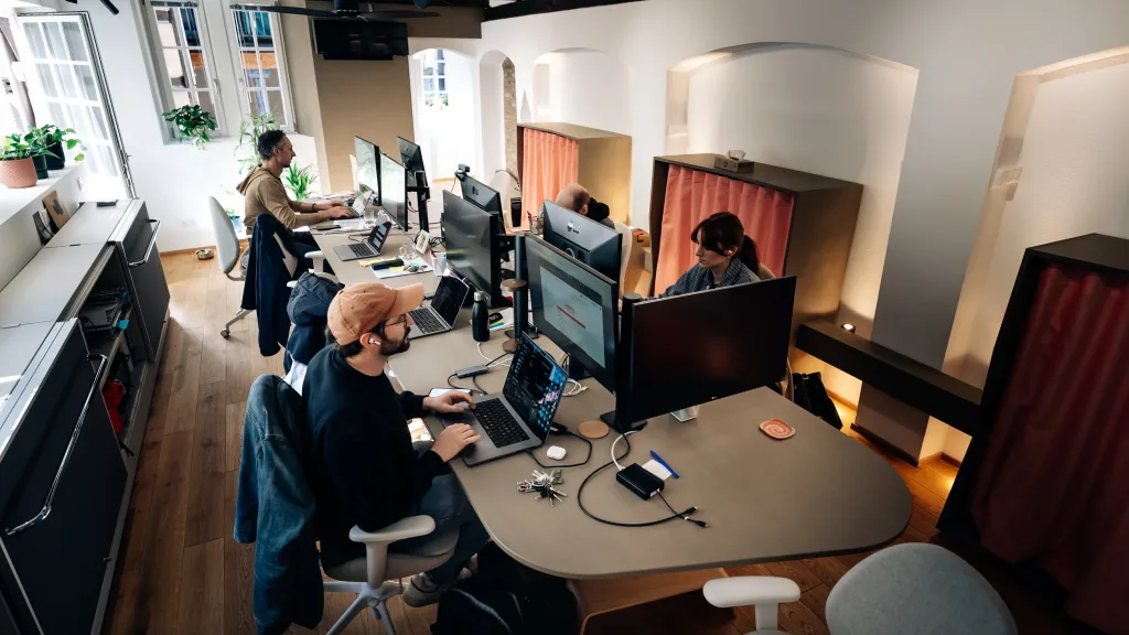 Les équipes de production au bureau du 4e étage dans nos locaux à Strasbourg