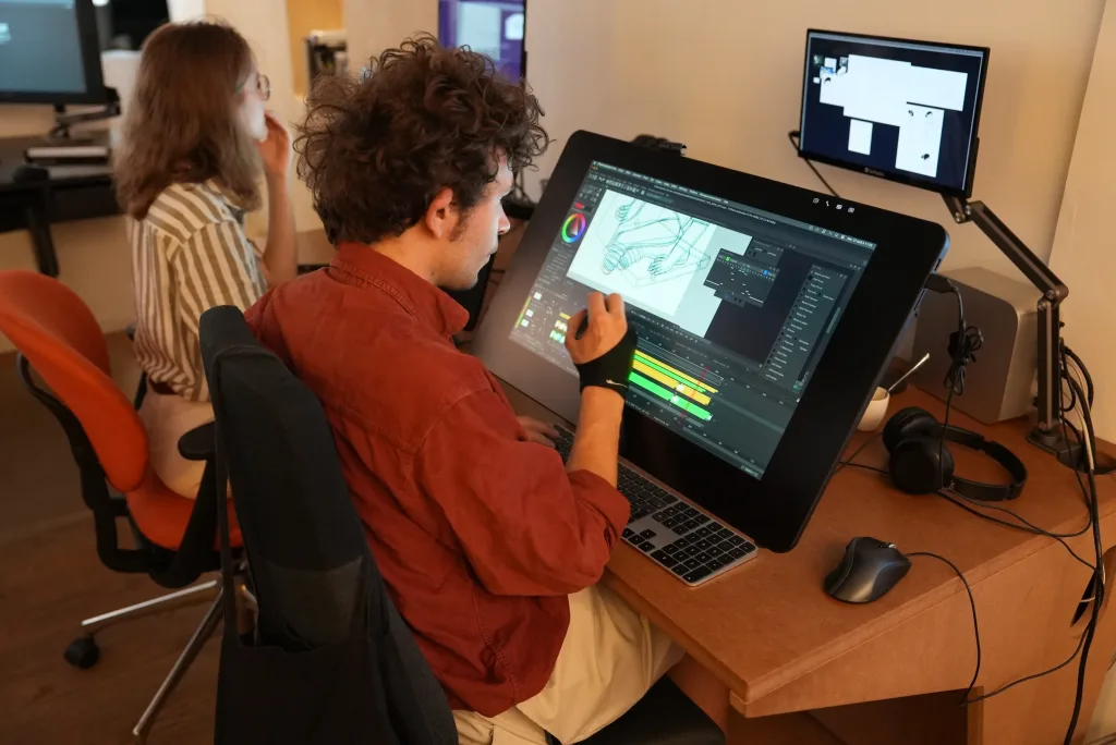 Animateur travaillant sur une séquence illustrée