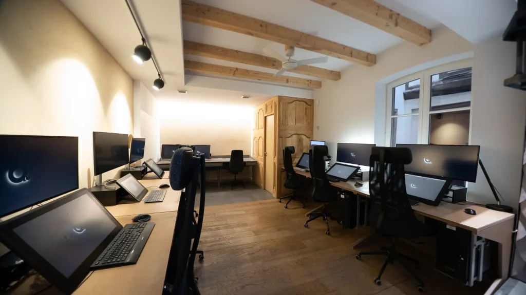 Poste de travail équipé pour les animateurs 2D et 3D pour fabriquer des films d'animation ou de motion design