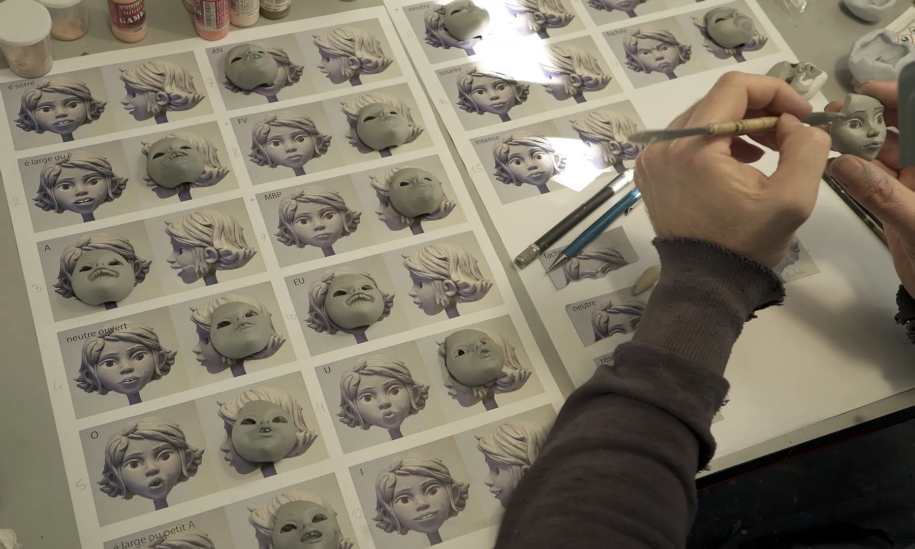 Planche de têtes de remplacement peintes à la main pour l'animation en volume, film Séraphine