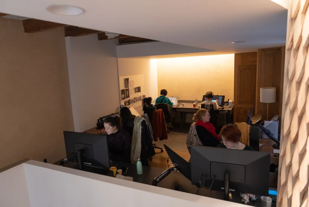 Équipe au travail dans un espace convivial et lumineux