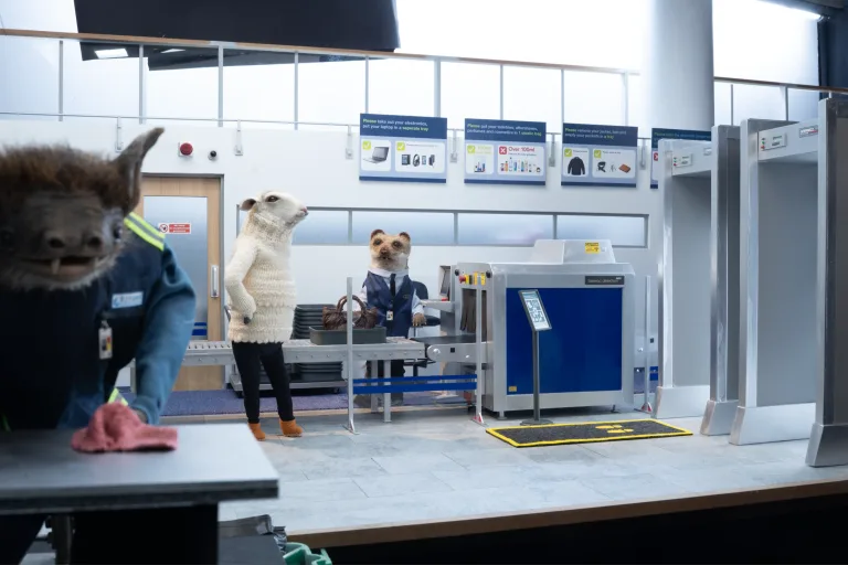 Scène du contrôle de sécurité dans THE END de Niki Lindroth von Bahr : personnages animaliers en stop-motion à l'aéroport