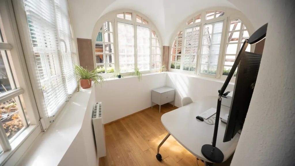Espace lumineux pour les réunions entre clients et collaborateurs dans les locaux du Studio Amopix