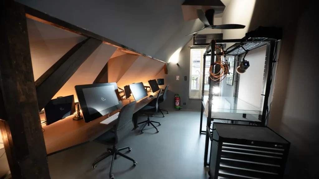 Salle de banc-titre du studio Amopix pour de l'animation traditionnelle sur banc-titre.