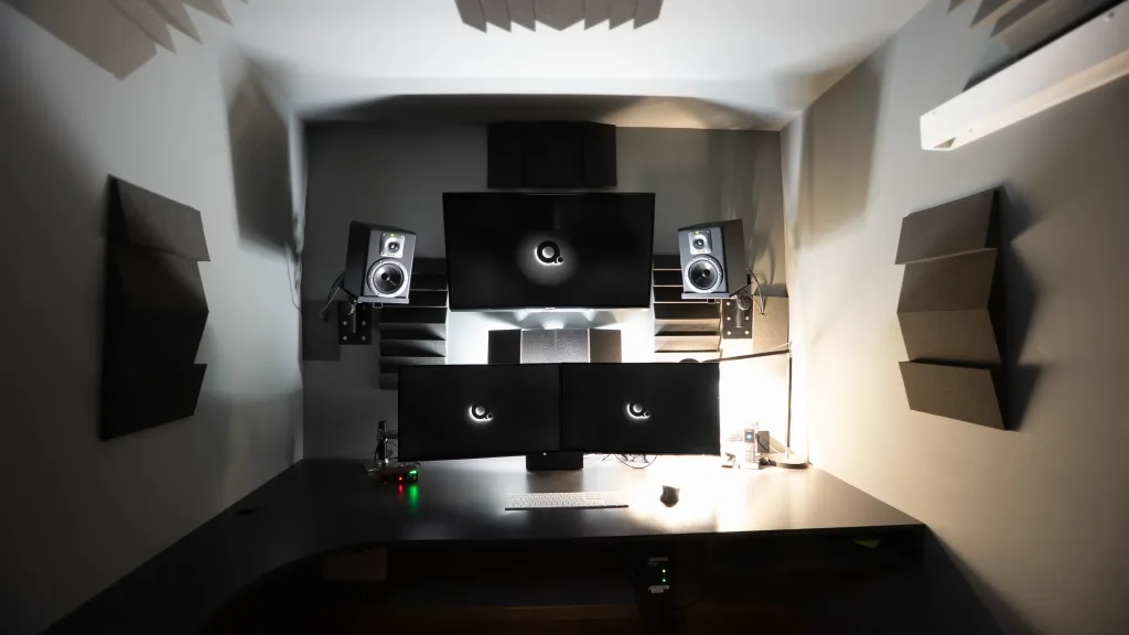 Salle de mixage son équipée d'enceintes professionnelles pour du REC ou du mixage son à Amopix Strasbourg