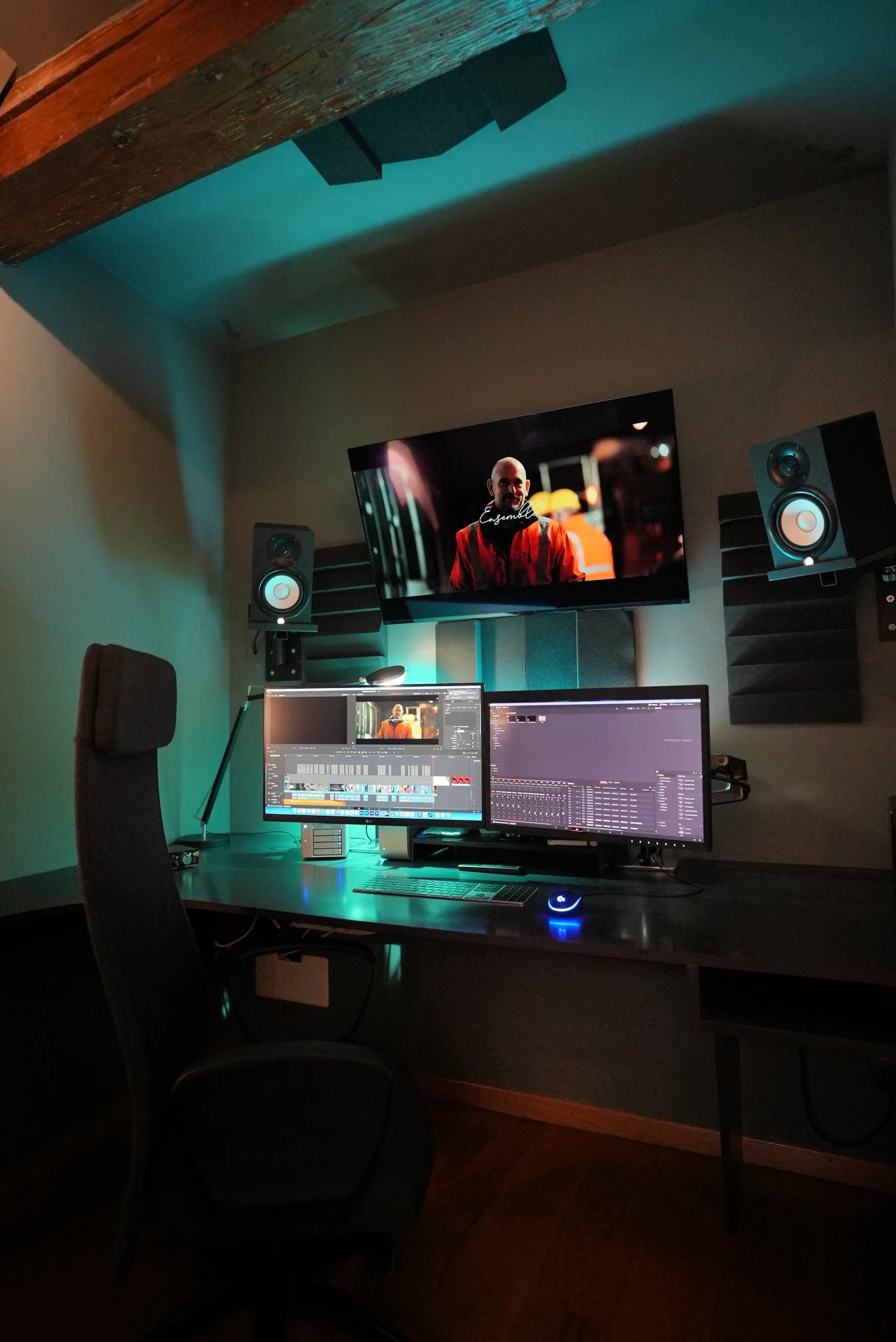 Post-production avec étalonnage vidéo sur double écran, studio Amopix