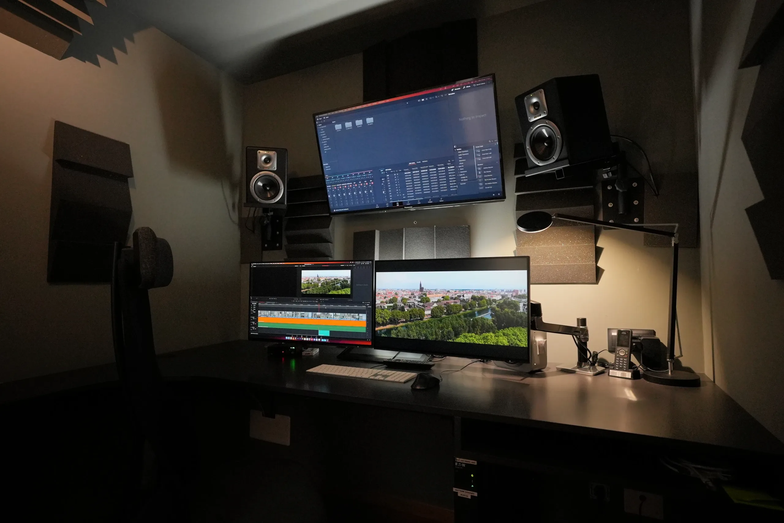 Station de post-production d'Amopix dédiée au montage vidéo et à l'étalonnage colorimétrique professionnel à Strasbourg.