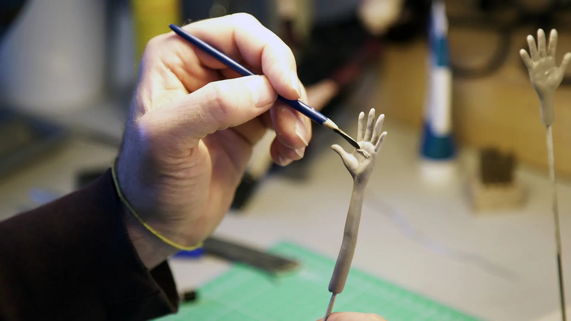 Peinture minutieuse d'une marionnette en volume, fabrication du film d'animation Séraphine