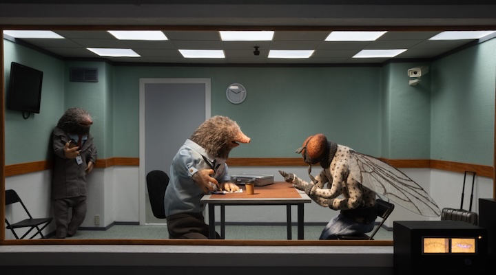 Scène d'interrogatoire dans THE END : les inspecteurs-taupes questionnent la mouche suspecte, animation stop-motion