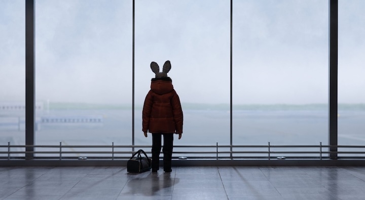 Personnage à l'aéroport regardant le tarmac, plan poétique du court métrage stop-motion THE END